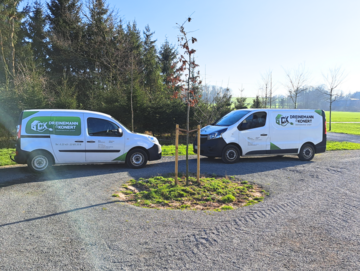 Der Fuhrparkt von Dreinemann und Konert Elektrotechnik in Billerbeck - hier im Außeneinsatz auf einem Parkplatz.